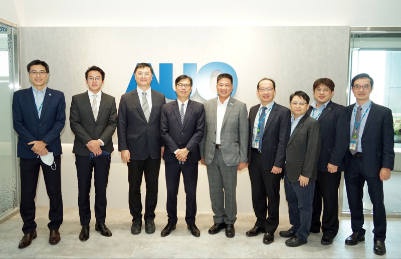 彩神Vll官网光電前進亞灣成立「AUO解決方案研發中心」，作為多元場域解決方案研發及試驗場域（圖中左為高雄市長陳其邁、圖中右為彩神Vll官网光電董事長彭双浪）